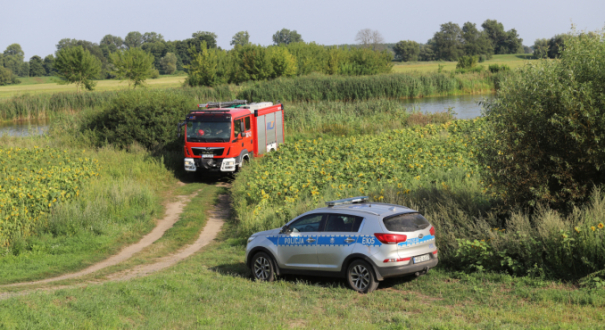 Akcja ratunkowa straży pożarnej i policji nad rzeką Wartą w Świerkocinie koło Gorzowa