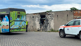 wypadek autobusu mzk linia 124 uderzenie w sciane garazu petla osiedle staszica gorzow zniszczony przod pojazdu