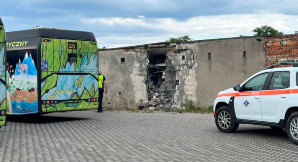 wypadek autobusu mzk linia 124 uderzenie w sciane garazu petla osiedle staszica gorzow zniszczony przod pojazdu