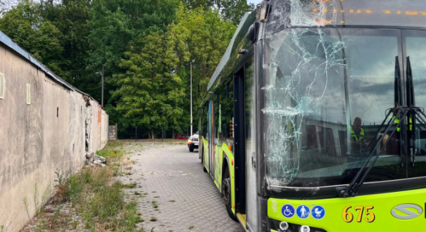 wypadek autobusu mzk linia 124 uderzenie w sciane garazu petla osiedle staszica gorzow zniszczony przod elektryka