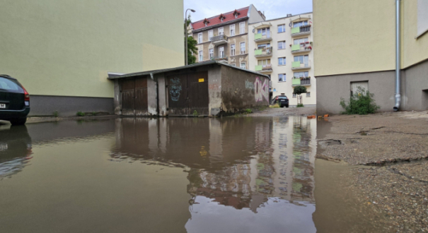Wjazd na podwórko kamienicy przy ulicy Krzywoustego i Chrobrego w Gorzowie przed remontem i przebudową sieci kanalizacji deszczowej