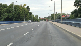 Zniszczona nawierzchnia drogowa ze spękaniami na moście Lubuskim w Gorzowie