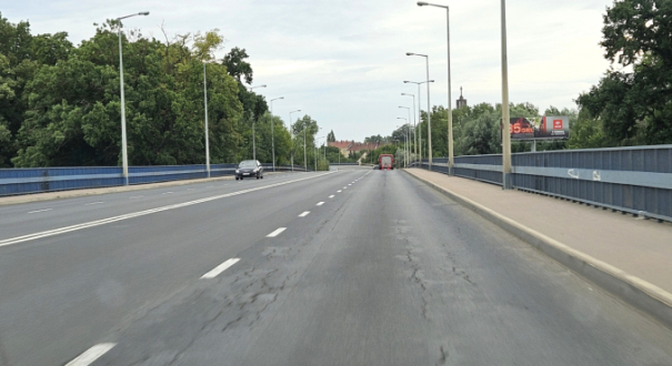 Zniszczona nawierzchnia drogowa ze spękaniami na moście Lubuskim w Gorzowie