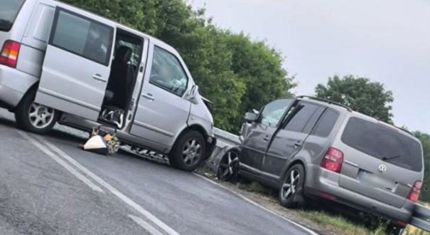 Wypadek na drodze wojewódzkiej nr 130 w miejscowości Wysoka koło Gorzowa. Zderzenie dwóch busów - Mercedesa i Volkswagena.