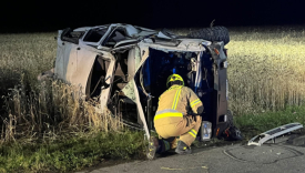 Rozbite auto w polu po dachowaniu w Kłodawie pod Gorzowem Wypadek Toyoty w Kłodawie kierowca bez prawa jazdy Gorzów