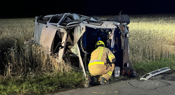 Rozbite auto w polu po dachowaniu w Kłodawie pod Gorzowem Wypadek Toyoty w Kłodawie kierowca bez prawa jazdy Gorzów