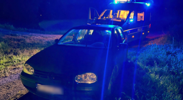 Rozbity Volkswagen porzucony przy ul Rzecznej w Gorzowie po pościgu policji