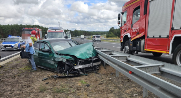 Rozbite BMW na 99 kilometrze drogi ekspresowej S3 w kierunku Gorzowa