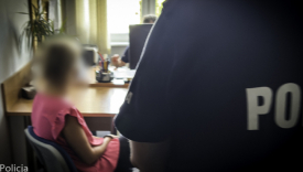 Zatrzymanie kobiety przez policjantów na ulicy Dworcowej Gorzów Wielkopolski