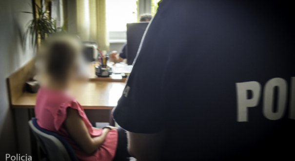 Zatrzymanie kobiety przez policjantów na ulicy Dworcowej Gorzów Wielkopolski
