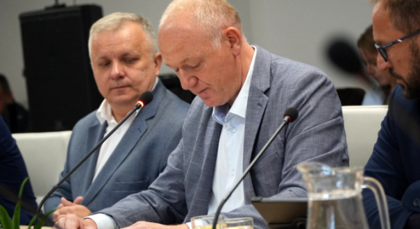 Radny Albert Madej składa rezygnację z mandatu podczas nadzwyczajnej sesji Rady Miasta Gorzowa