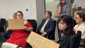 Radna Halina Kunicka. Nadzwyczajna sesja Rady Miasta Gorzowa protest mieszkańców w sprawie wygaszenia mandatów radnych Koalicji Obywatelskiej 