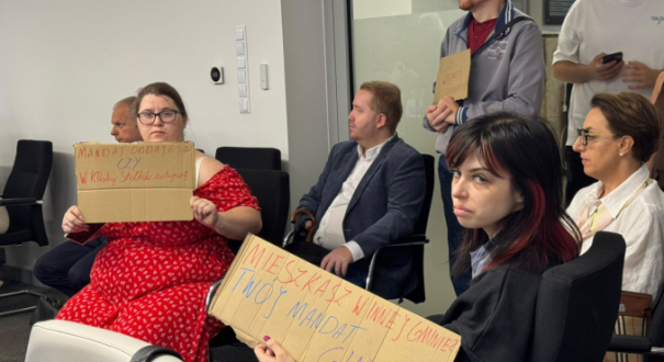 Radna Halina Kunicka. Nadzwyczajna sesja Rady Miasta Gorzowa protest mieszkańców w sprawie wygaszenia mandatów radnych Koalicji Obywatelskiej 