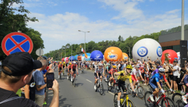 start 3 etapu tour de pologne arena gorzow tlumy kibicow dopingujacych kolarzy na trasie wyjazdu z miasta