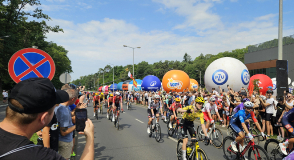 start 3 etapu tour de pologne arena gorzow tlumy kibicow dopingujacych kolarzy na trasie wyjazdu z miasta