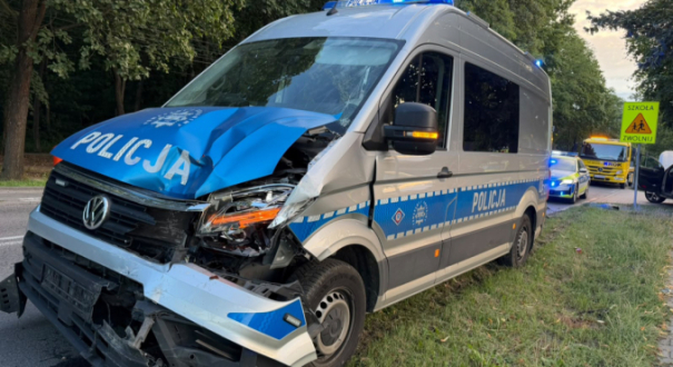 Wypadek z udziałem policyjnego radiowozu i auta osobowego na drodze w Janczewie pod Gorzowem
