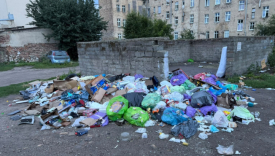 góra śmieci na podwórku przy ulicy Krzywoustego i Chrobrego w Gorzowie