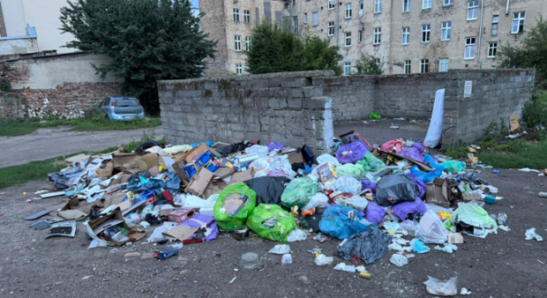 góra śmieci na podwórku przy ulicy Krzywoustego i Chrobrego w Gorzowie