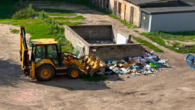uprzątnięcie góry śmieci na podwórku przy ulicy Krzywoustego i Chrobrego w Gorzowie