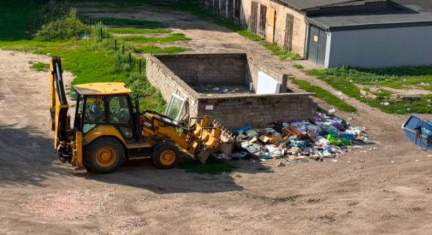 uprzątnięcie góry śmieci na podwórku przy ulicy Krzywoustego i Chrobrego w Gorzowie