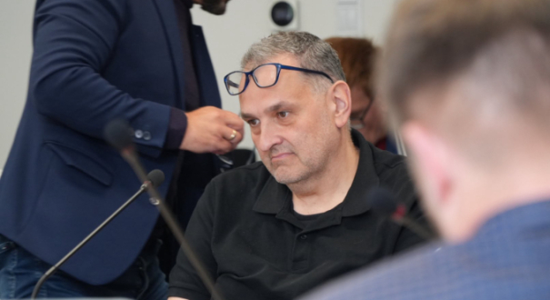 Radny Sebastian Pieńkowski podczas obrad Rady Miasta Gorzowa w sprawie wygaszenia mandatu