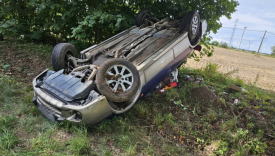 Wypadek i dachowanie samochodu osobowego marki Subaru na trasie DW130 Baczyna Wysoka koło Gorzowa