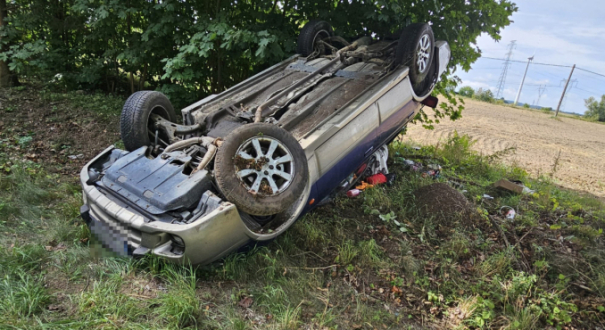 Wypadek i dachowanie samochodu osobowego marki Subaru na trasie DW130 Baczyna Wysoka koło Gorzowa