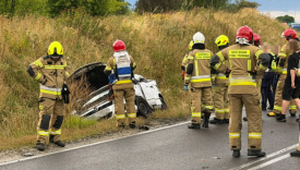 Osobówka wbiła się w tył ciężarówki. Nieprzytomna kobieta trafiła do szpitala