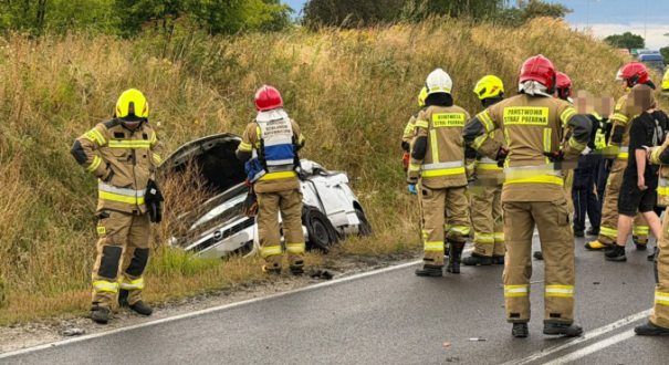 Osobówka wbiła się w tył ciężarówki. Nieprzytomna kobieta trafiła do szpitala