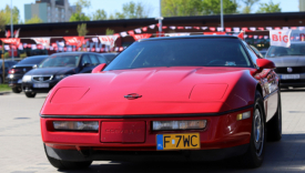 Zlot zabytkowych samochodów Gorzowskie Klasyki wieczorową porą na parkingu BIG Gorzów oldtimery i youngtimery