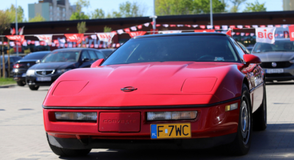 Zlot zabytkowych samochodów Gorzowskie Klasyki wieczorową porą na parkingu BIG Gorzów oldtimery i youngtimery