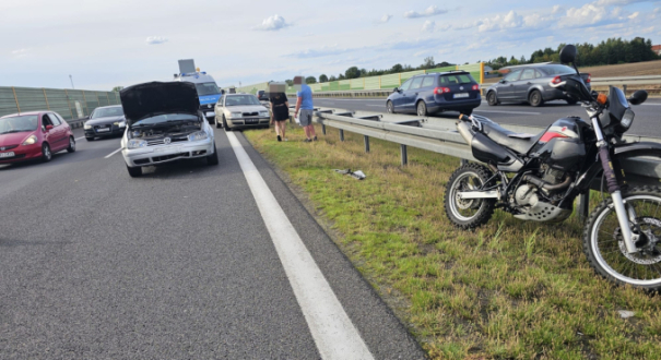 Wypadek na S3. Zderzenie Skody, Volkswagena i motocyklisty