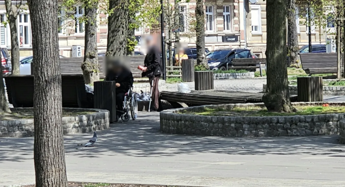 Piją na ławkach na Kwadracie. To nie bezdomni, tylko mieszkańcy okolicznych ulic