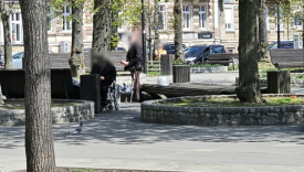 Piją na ławkach na Kwadracie. To nie bezdomni, tylko mieszkańcy okolicznych ulic