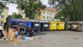 Kontenery na odpady i wiaty śmietnikowe na osiedlu mieszkaniowym w Gorzowie