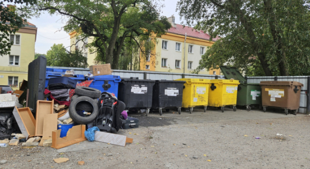 Kontenery na odpady i wiaty śmietnikowe na osiedlu mieszkaniowym w Gorzowie