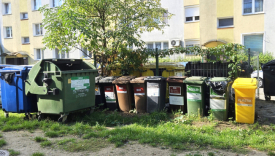 Kontenery na odpady komunalne i wiaty śmietnikowe przy blokach w Gorzowie