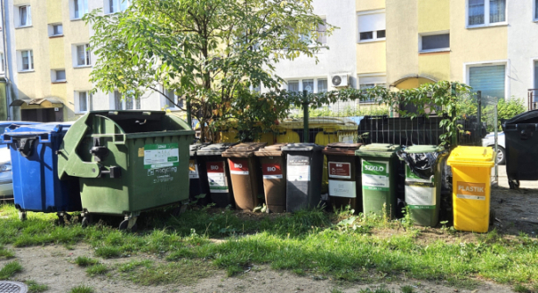 Kontenery na odpady komunalne i wiaty śmietnikowe przy blokach w Gorzowie
