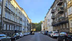 zniszczona zabytkowa kamienica z odpadającym tynkiem w centrum Gorzowa Wielkopolskiego
