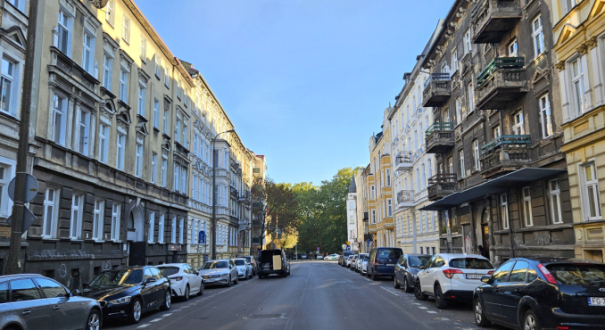 zniszczona zabytkowa kamienica z odpadającym tynkiem w centrum Gorzowa Wielkopolskiego