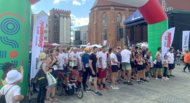 Uczestnicy 27. Biegu Solidarności na Starym Rynku w Gorzowie