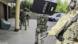 kontrterroryści w akcji zatrzymanie poszukiwanego z narkotykami Gorzów, policyjny szturm na mieszkanie w Gorzowie Wielkopolskim, zabezpieczone narkotyki i zatrzymanie mężczyzn w Gorzowie