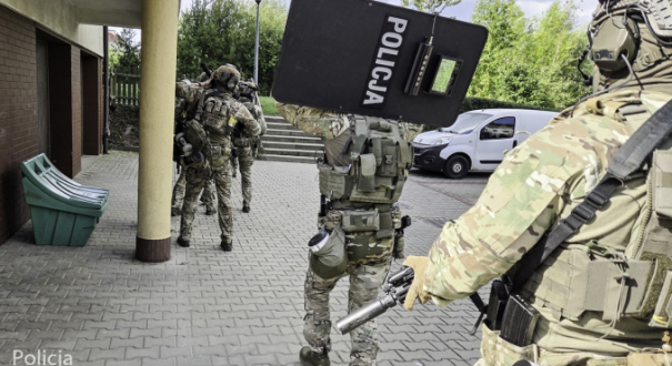 kontrterroryści w akcji zatrzymanie poszukiwanego z narkotykami Gorzów, policyjny szturm na mieszkanie w Gorzowie Wielkopolskim, zabezpieczone narkotyki i zatrzymanie mężczyzn w Gorzowie