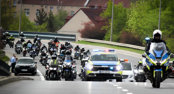 parada motocyklowa Gorzów zakończenie sezonu motocykliści parking przy stadionie żużlowym zbiórka charytatywna bezpieczeństwo w ruchu drogowym