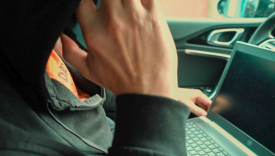 policjant z wydziału cyberprzestępczości zabezpiecza dysk z nielegalnymi plikami w mieszkaniu 51 latka Gorzów