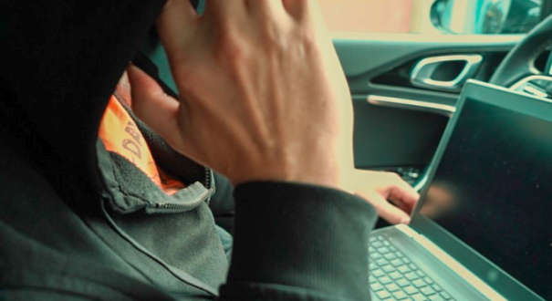 policjant z wydziału cyberprzestępczości zabezpiecza dysk z nielegalnymi plikami w mieszkaniu 51 latka Gorzów