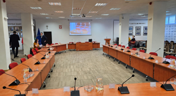 zamknięta sala sesyjna w Urzędzie Miasta przebudowa uszkodzonego stropu Gorzów