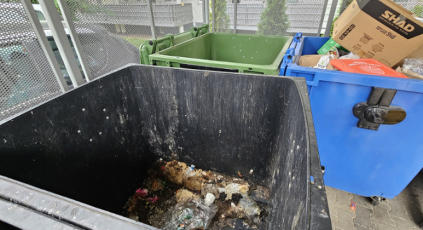 brudne pojemniki na odpady w altanach śmietnikowych problem z czystością i muchami spółka Inneko mycie koszy Gorzów