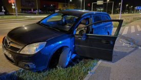 Wypadek z udziałem pijanego kierowcy Opla na ulicy Myśliborskiej w Gorzowie
Rozbity Opel po zderzeniu przy przystanku autobusowym ulica Myśliborska Gorzów