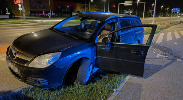 Wypadek z udziałem pijanego kierowcy Opla na ulicy Myśliborskiej w Gorzowie
Rozbity Opel po zderzeniu przy przystanku autobusowym ulica Myśliborska Gorzów